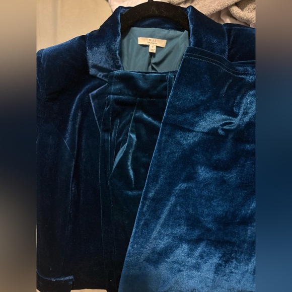 Velvet suit - Picture 6 of 7